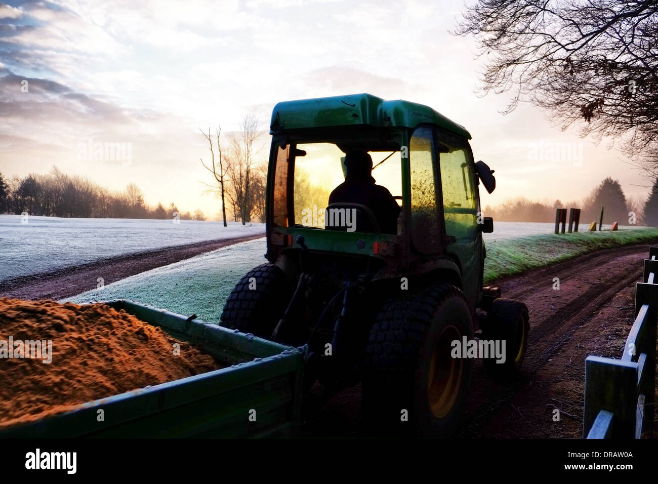 Louth golf club le tracteur se déplace du sable pour bunker sunrise frosty matin, Lincolnshire, UK, FR, Angleterre Banque D'Images