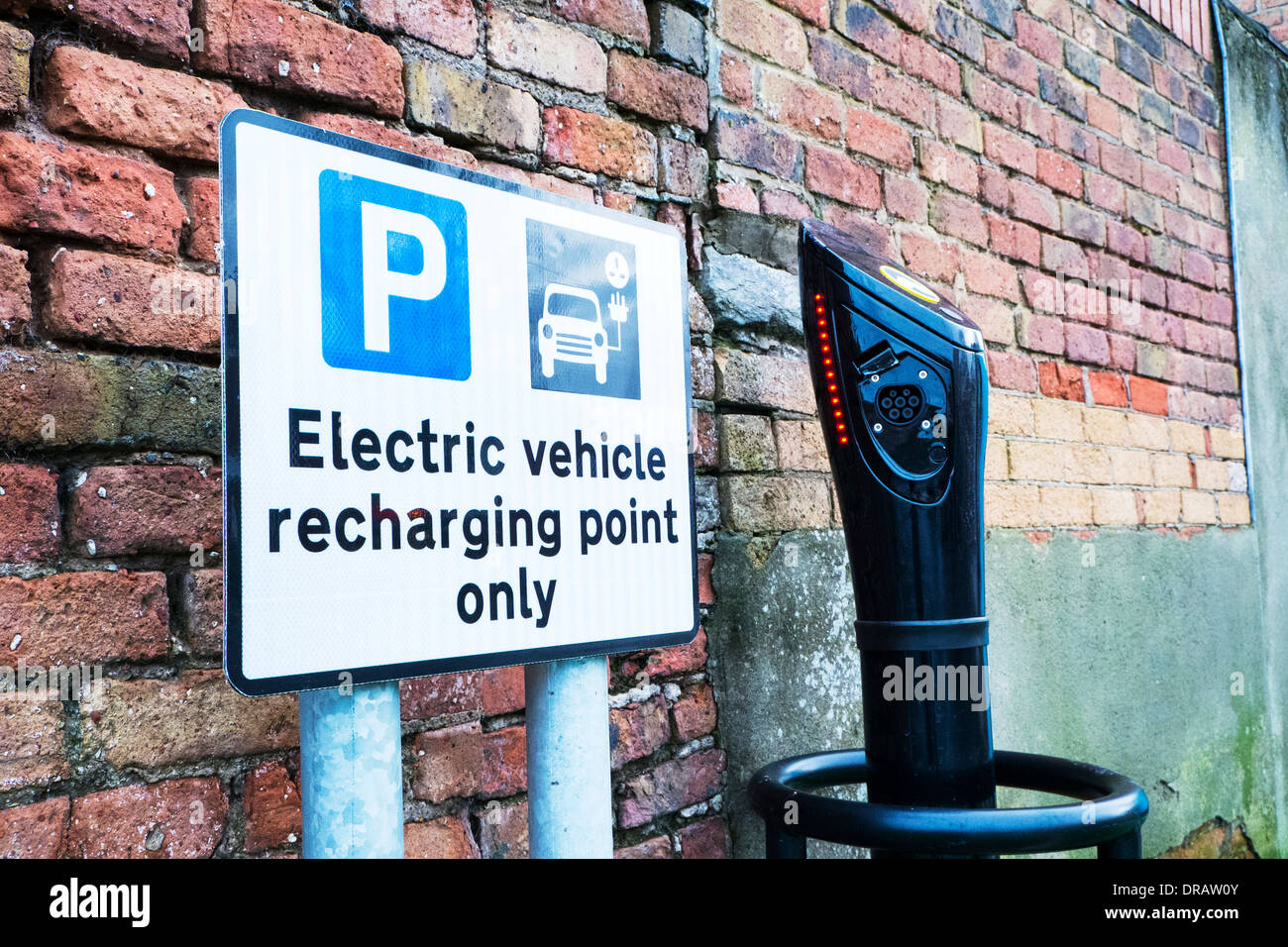 Point de recharge de véhicule électrique parking parking charge libre Cleethorpes technologie UK GB Angleterre Lincolnshire Banque D'Images