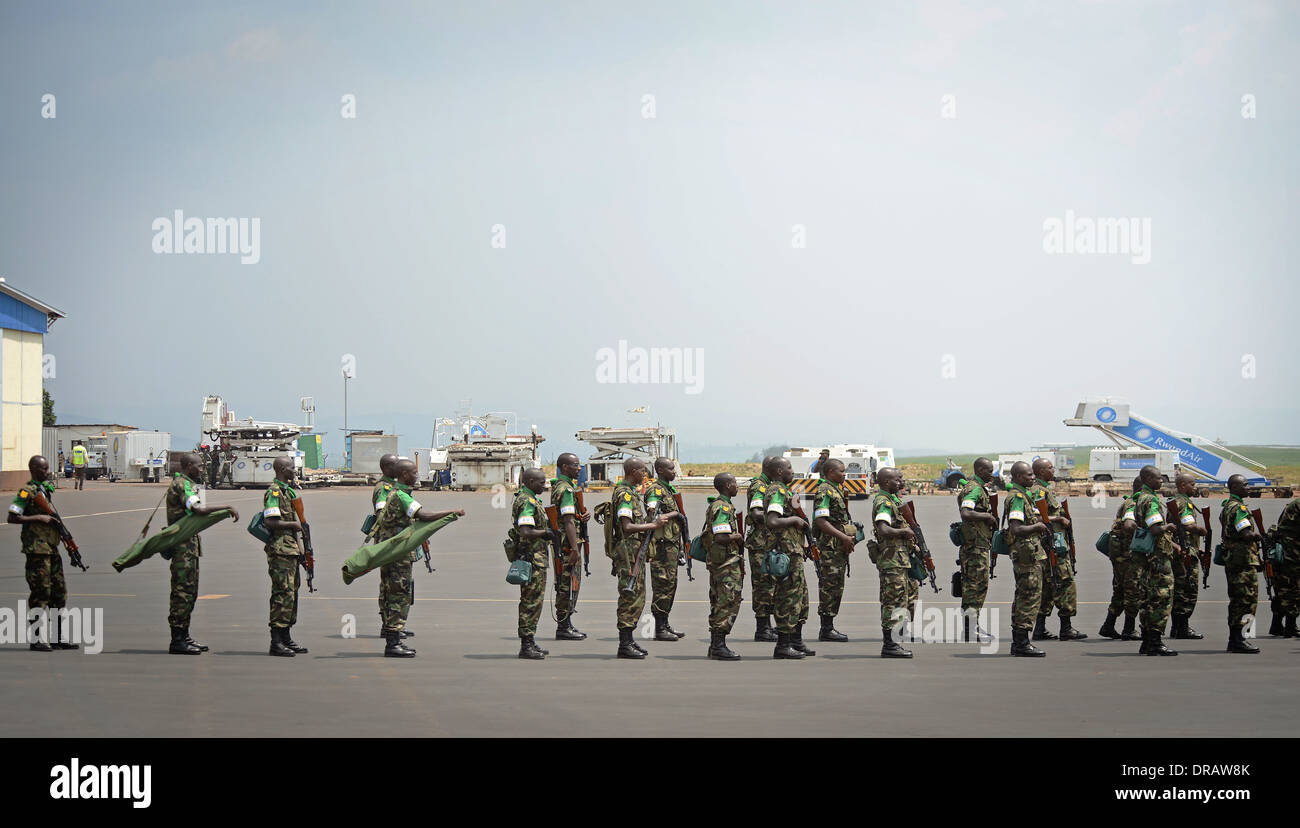 Les soldats rwandais à attendre en ligne à bord d'un US Air Force C-17 Globemaster III à l'appui de l'Union africaine un effort pour réprimer la violence en République centrafricaine, 19 janvier 2014 à Kigali, Rwanda. Banque D'Images