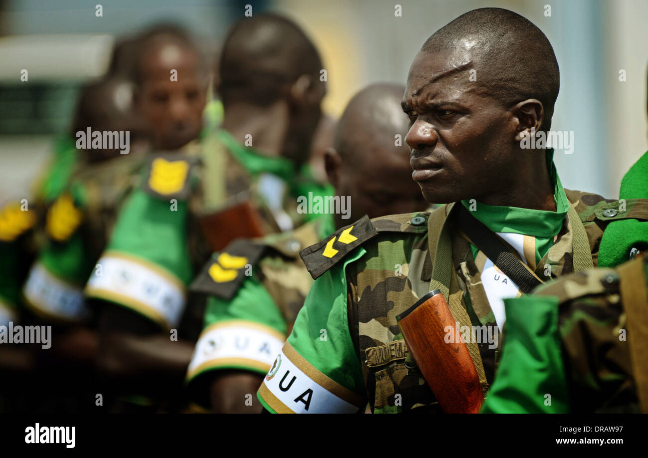 Les soldats rwandais à attendre en ligne à bord d'un US Air Force C-17 Globemaster III à l'appui de l'Union africaine un effort pour réprimer la violence en République centrafricaine, 19 janvier 2014 à Kigali, Rwanda. Banque D'Images