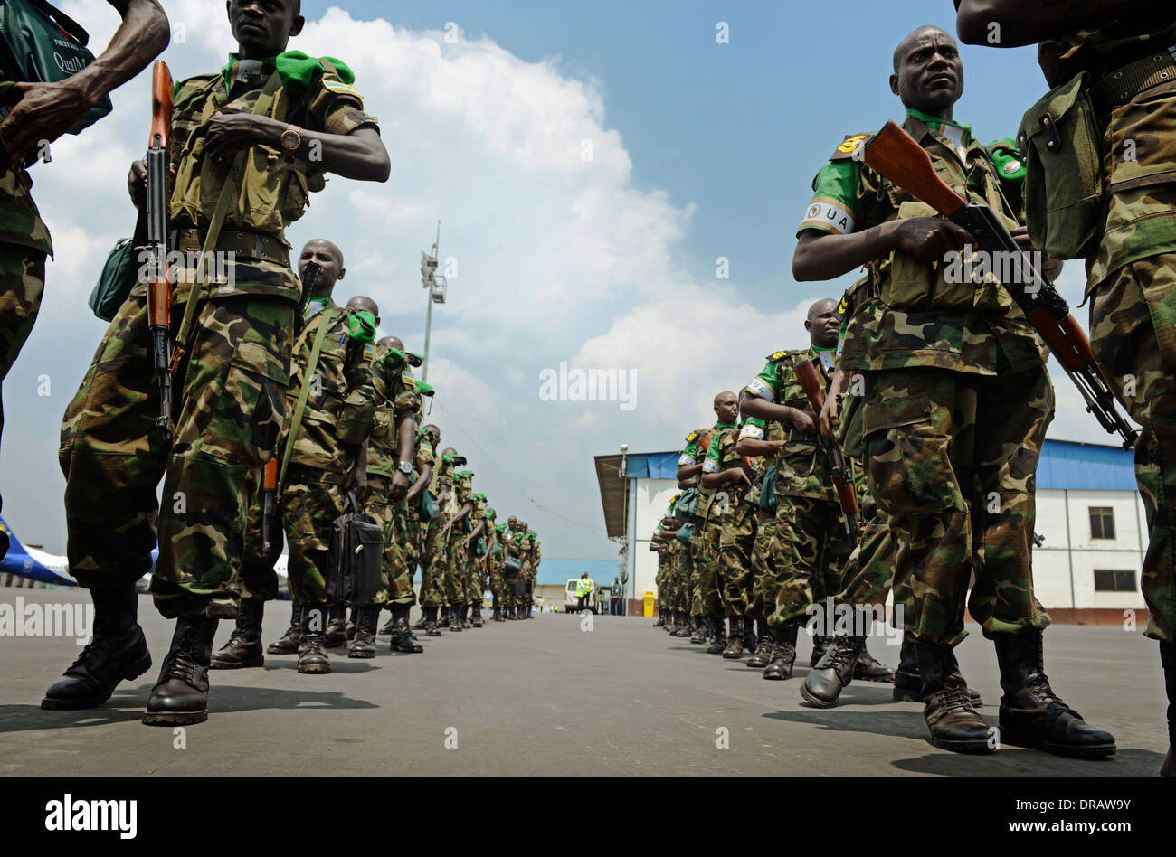 Les soldats rwandais à attendre en ligne à bord d'un US Air Force C-17 Globemaster III à l'appui de l'Union africaine un effort pour réprimer la violence en République centrafricaine, 19 janvier 2014 à Kigali, Rwanda. Banque D'Images