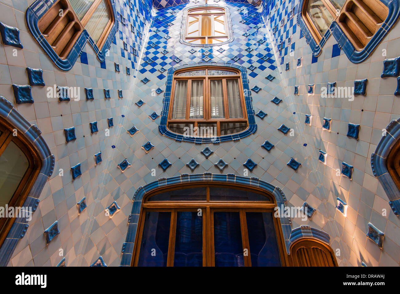 La lumière centrale bien à l'intérieur de la Casa Batlló, Barcelone, Catalogne, Espagne Banque D'Images