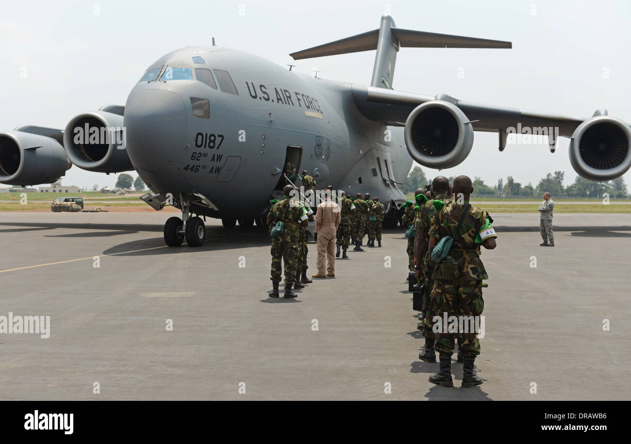 Les soldats rwandais à attendre en ligne à bord d'un US Air Force C-17 Globemaster III à l'appui de l'Union africaine un effort pour réprimer la violence en République centrafricaine, 19 janvier 2014 à Kigali, Rwanda. Banque D'Images