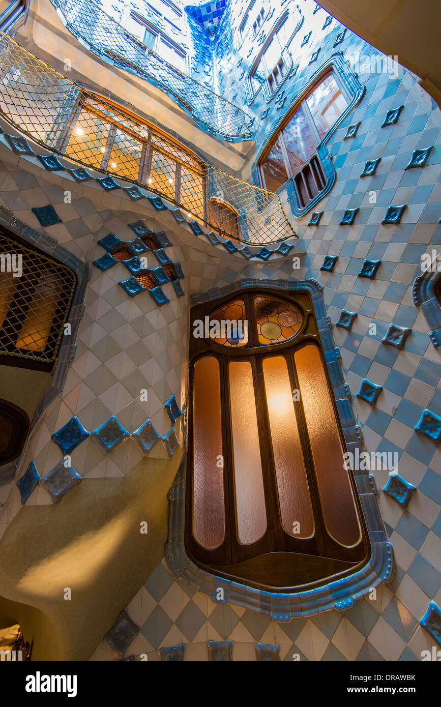 Fenêtre d'intérieur dans le puits central de la Casa Batlló, Barcelone, Catalogne, Espagne Banque D'Images