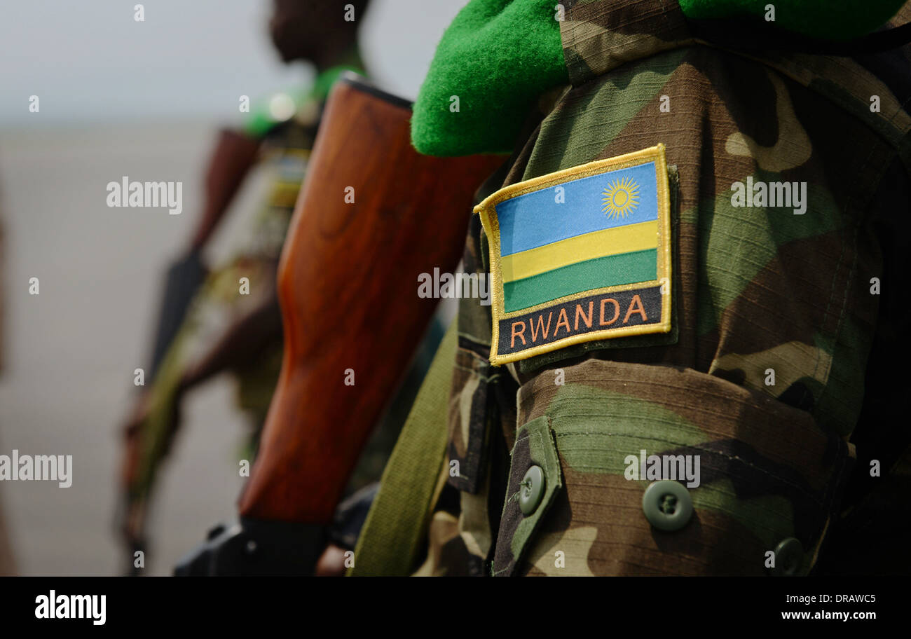 Les soldats rwandais à attendre en ligne à bord d'un US Air Force C-17 Globemaster III à l'appui de l'Union africaine un effort pour réprimer la violence en République centrafricaine, 19 janvier 2014 à Kigali, Rwanda. Banque D'Images