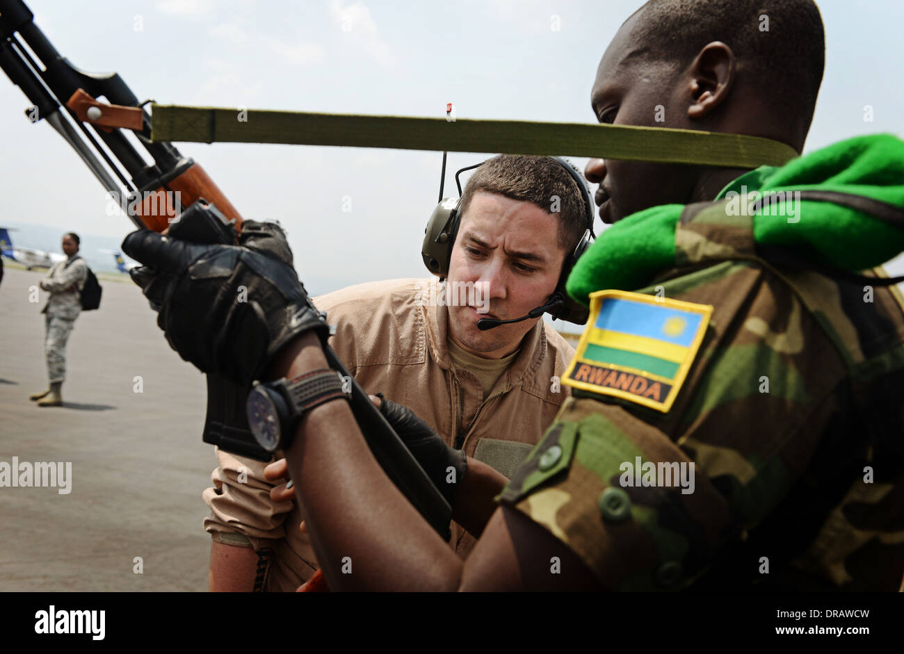 Des soldats rwandais ont leurs armes inspectées avant de monter à bord d'un US Air Force C-17 Globemaster III à l'appui de l'Union africaine un effort pour réprimer la violence en République centrafricaine, 19 janvier 2014 à Kigali, Rwanda. Banque D'Images