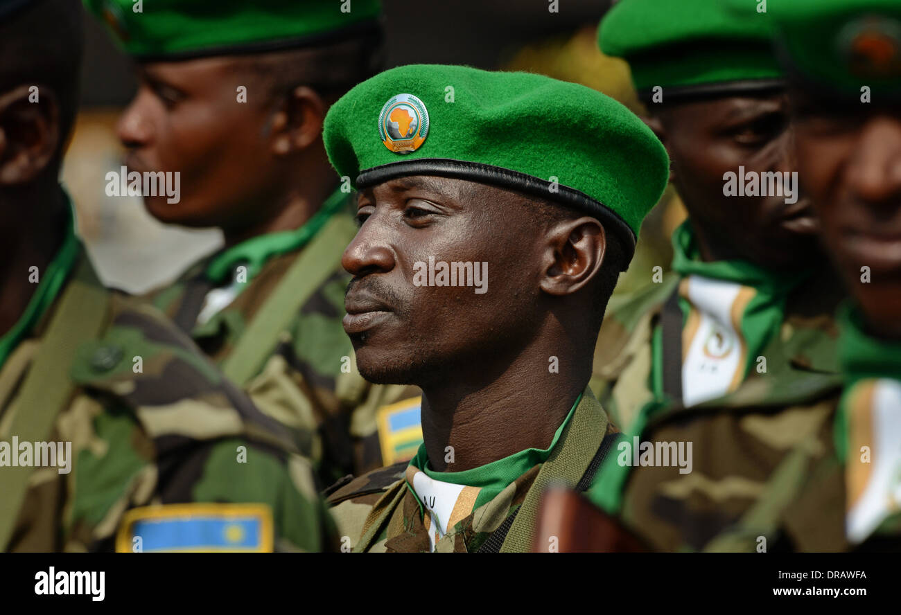 Attendre les ordres des soldats rwandais après avoir été déposés dans une US Air Force C-17 Globemaster III à l'appui de l'Union africaine un effort pour réprimer la violence en République centrafricaine, 19 janvier 2014 à Bangui, République centrafricaine. Banque D'Images