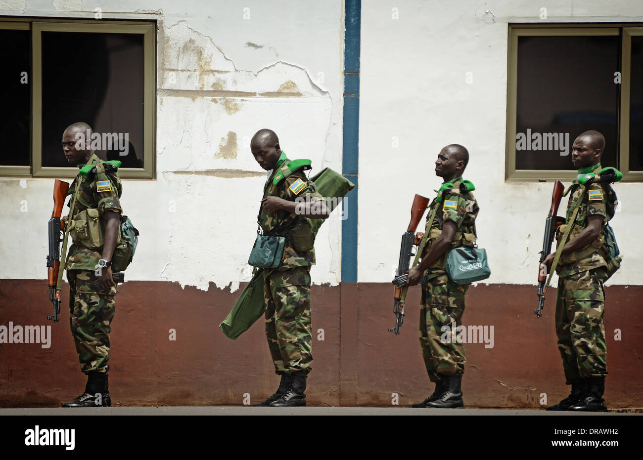 Les soldats rwandais à attendre en ligne à bord d'un US Air Force C-17 Globemaster III à l'appui de l'Union africaine un effort pour réprimer la violence en République centrafricaine, 19 janvier 2014 à Kigali, Rwanda. Banque D'Images