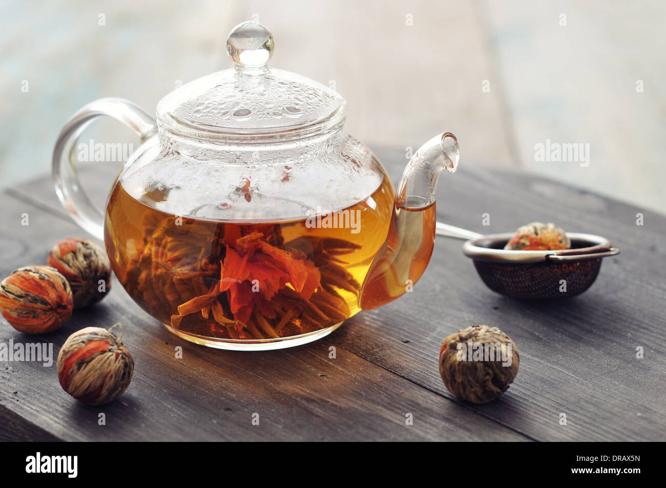 Floraison en chinois thé théière en verre sur fond de bois Banque D'Images