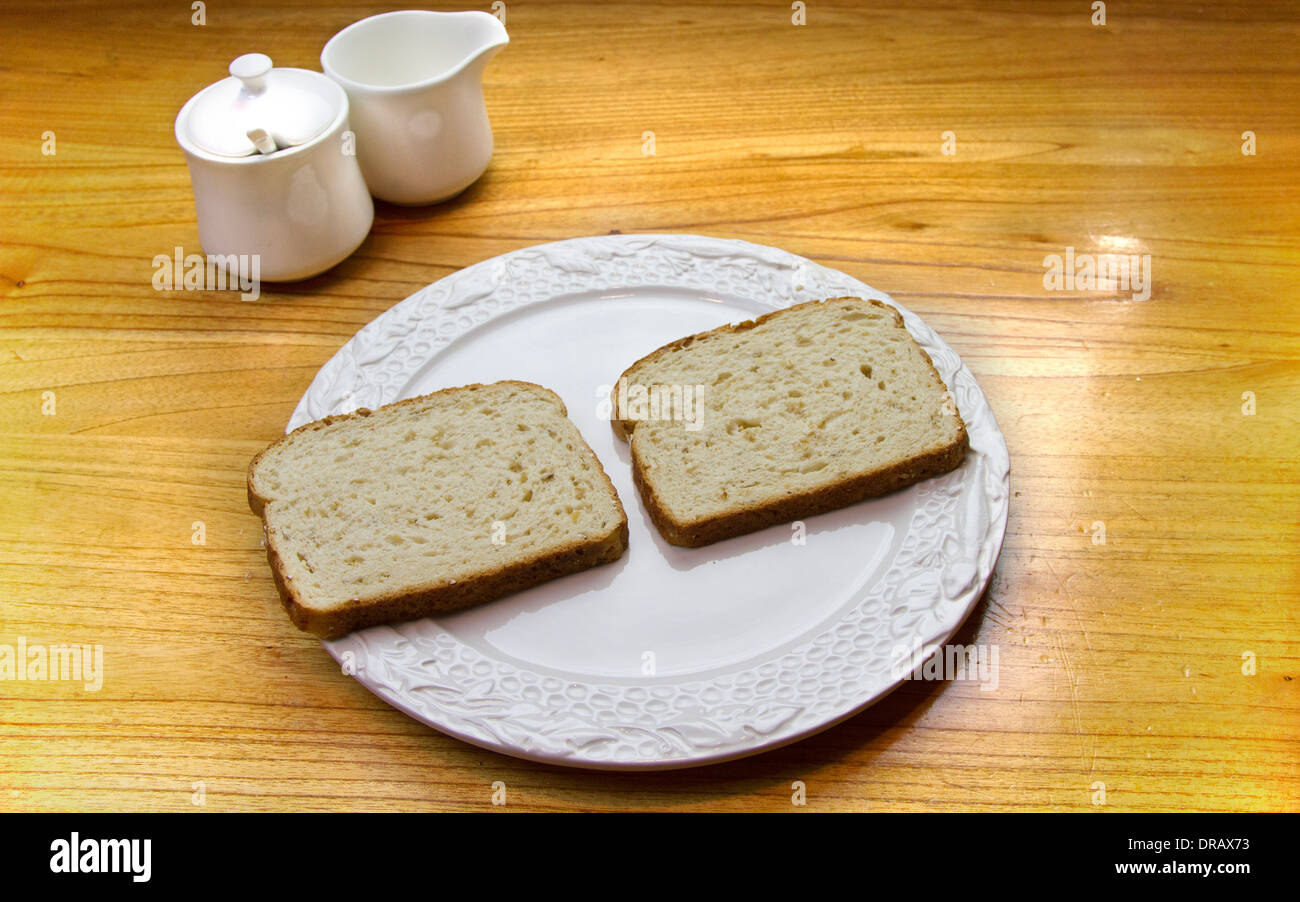 Pain de blé situé sur une plaque blanche Banque D'Images