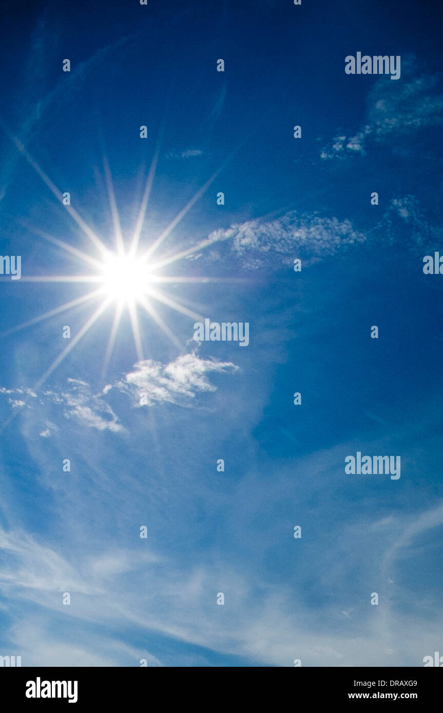 Éclatement d'étoile soleil et nuages avec ciel bleu Banque D'Images