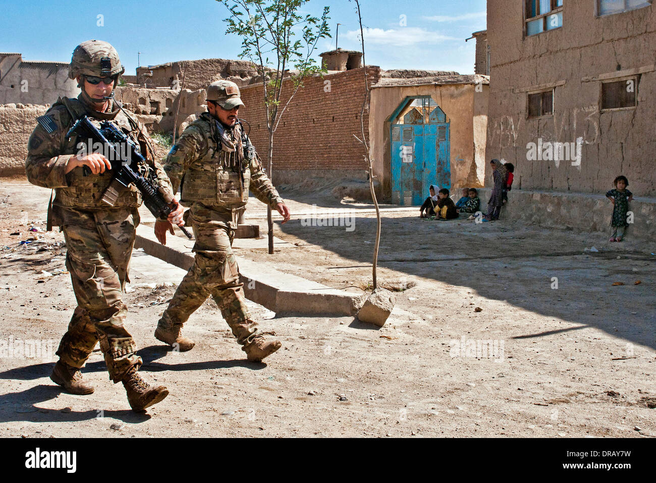 Soldat américain patrouilles avec son interprète par Nowdeh Village, Afghanistan Banque D'Images