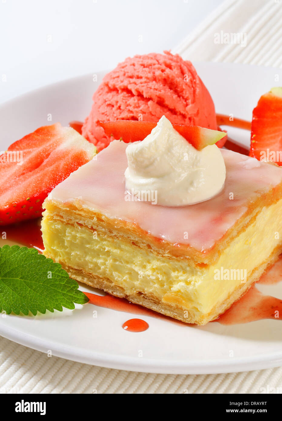 Crème anglaise (vanille) tranche avec les fraises fraîches et la crème glacée Banque D'Images
