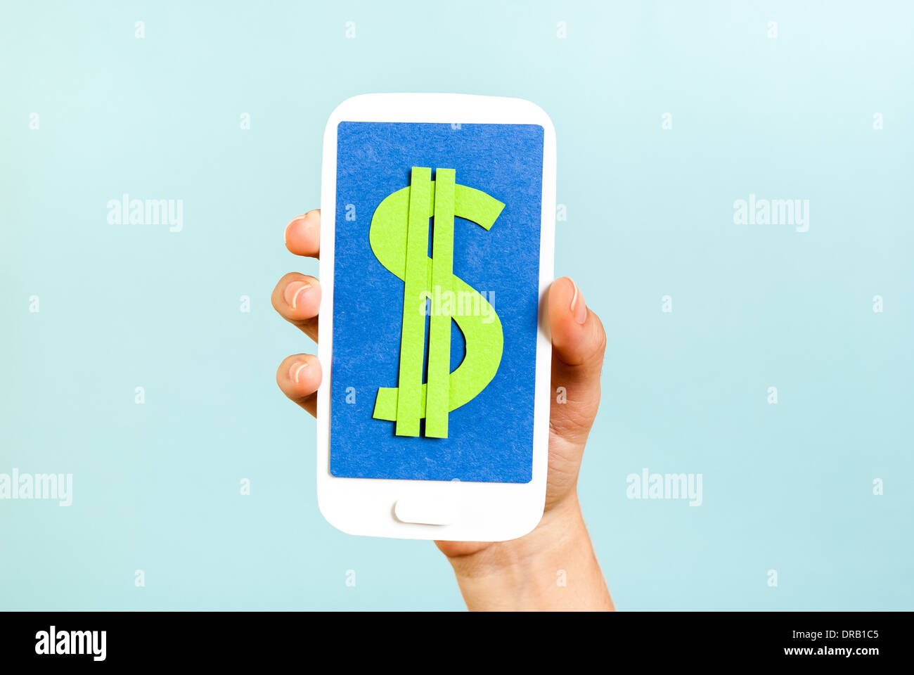 Smartphone conceptuel montrant le symbole du dollar sur fond bleu Banque D'Images