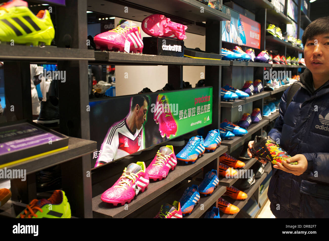 Les gens à la boutique Adidas outlet à Beijing, Chine. 21-Jan-2014 Photo  Stock - Alamy