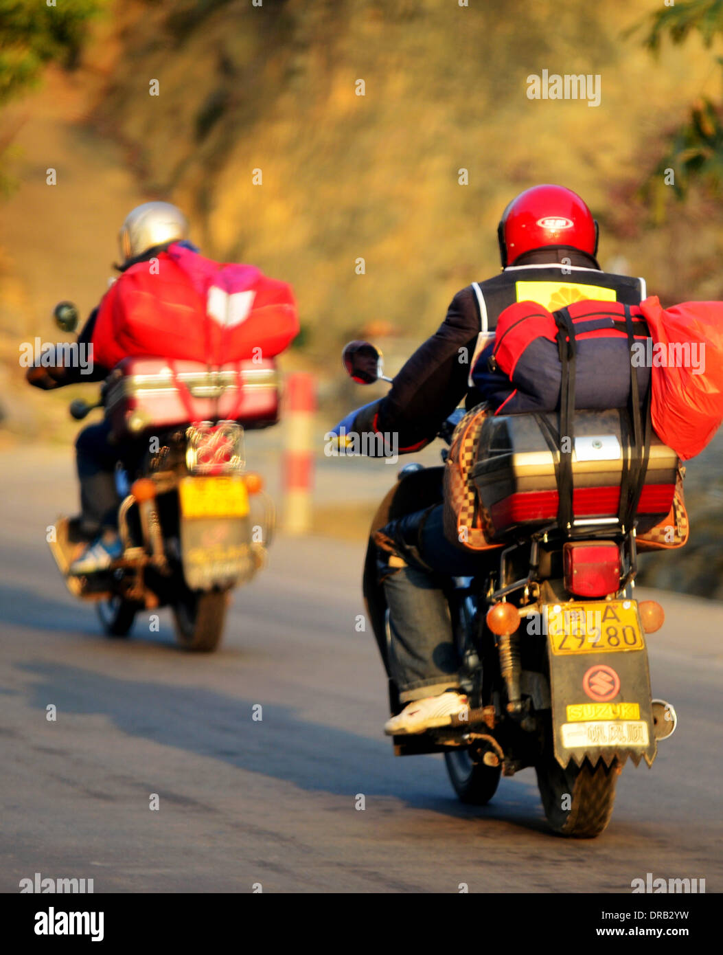 Fuzhou, province de Fujian en Chine. 23 Jan, 2014. Deux travailleurs migrants prendre sur un voyage en moto dans leur patrie de Fuzhou, capitale de la province de Fujian en Chine du sud-est, le 23 janvier 2014. Plus de 1 500 travailleurs migrants dans la région de Fujian, dont la plupart des provinces de Jiangxi, Anhui et du Hubei, ont commencé leur voyage en cours d'accueil en moto jeudi. En moyenne, les voyageurs auront un trajet en moto 700 kilomètres avant d'arriver dans leur patrie pour une réunion de famille pendant la Fête du Printemps, qui tombe le 31 janvier cette année. Credit : Wei Peiquan/Xinhua/Alamy Live News Banque D'Images