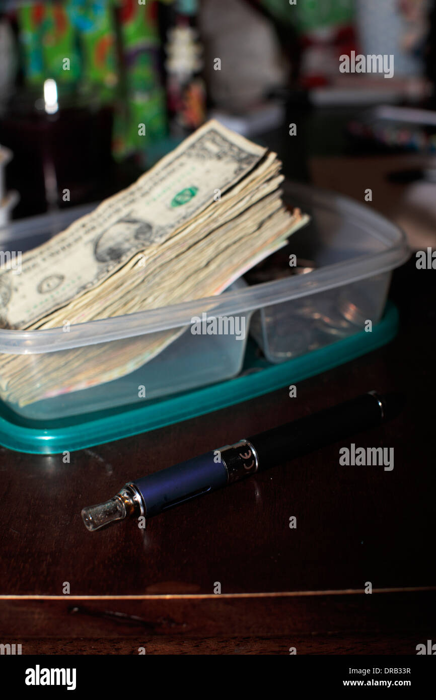 Pile d'argent dans un contenant de plastique et d'E-cigarette. Banque D'Images