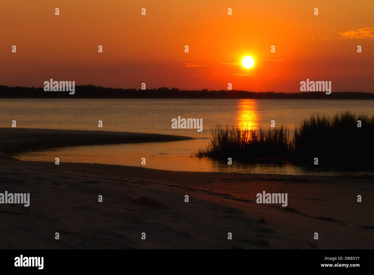 Le soleil se couche sur Amelia son dans Fernandina Beach, en Floride. Banque D'Images