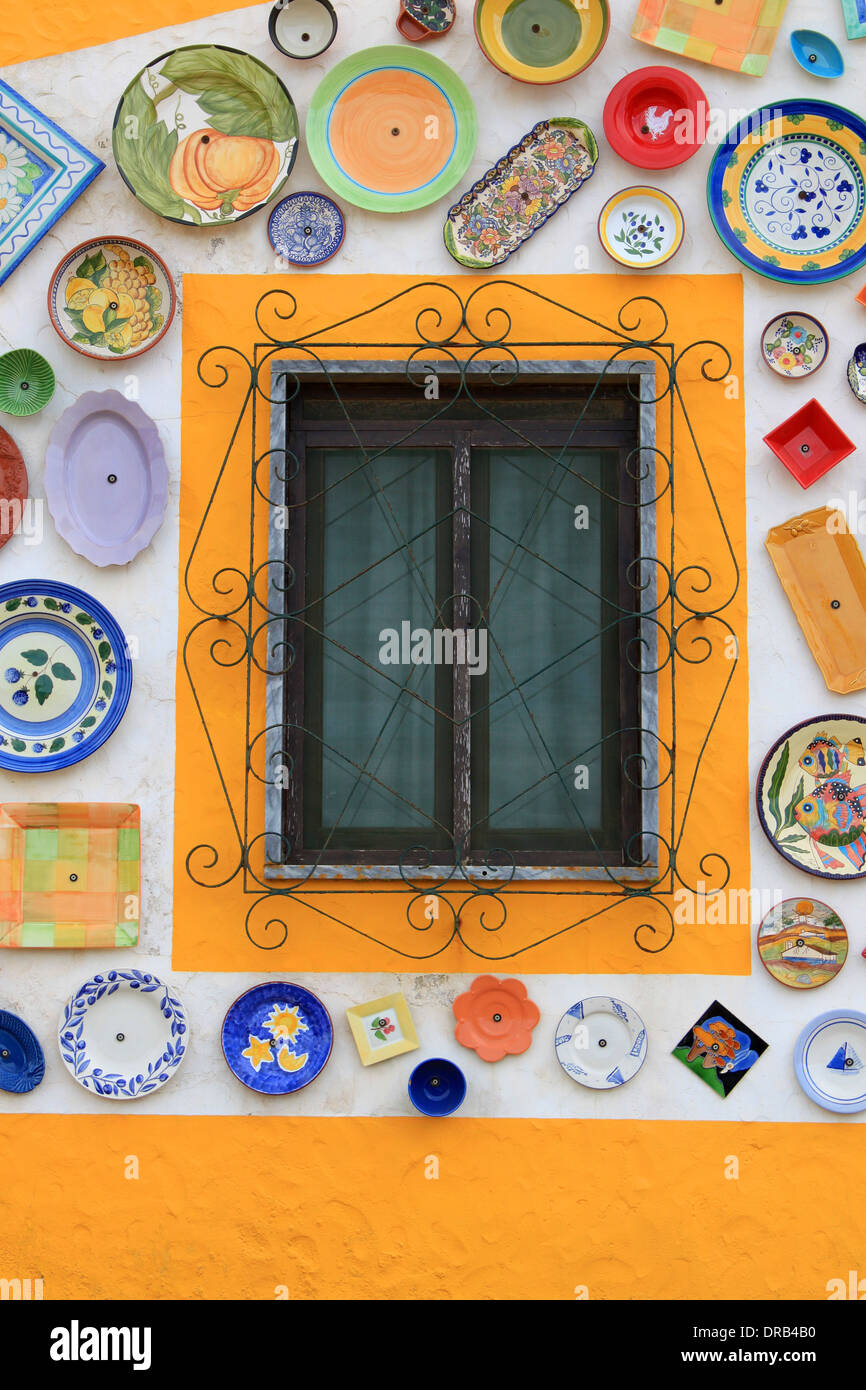 Les couleurs de l'image des plaques peintes à la main couvre le mur extérieur d'une boutique artisanale à Vila do Bispo, Algarve, Portugal, Europe, Banque D'Images