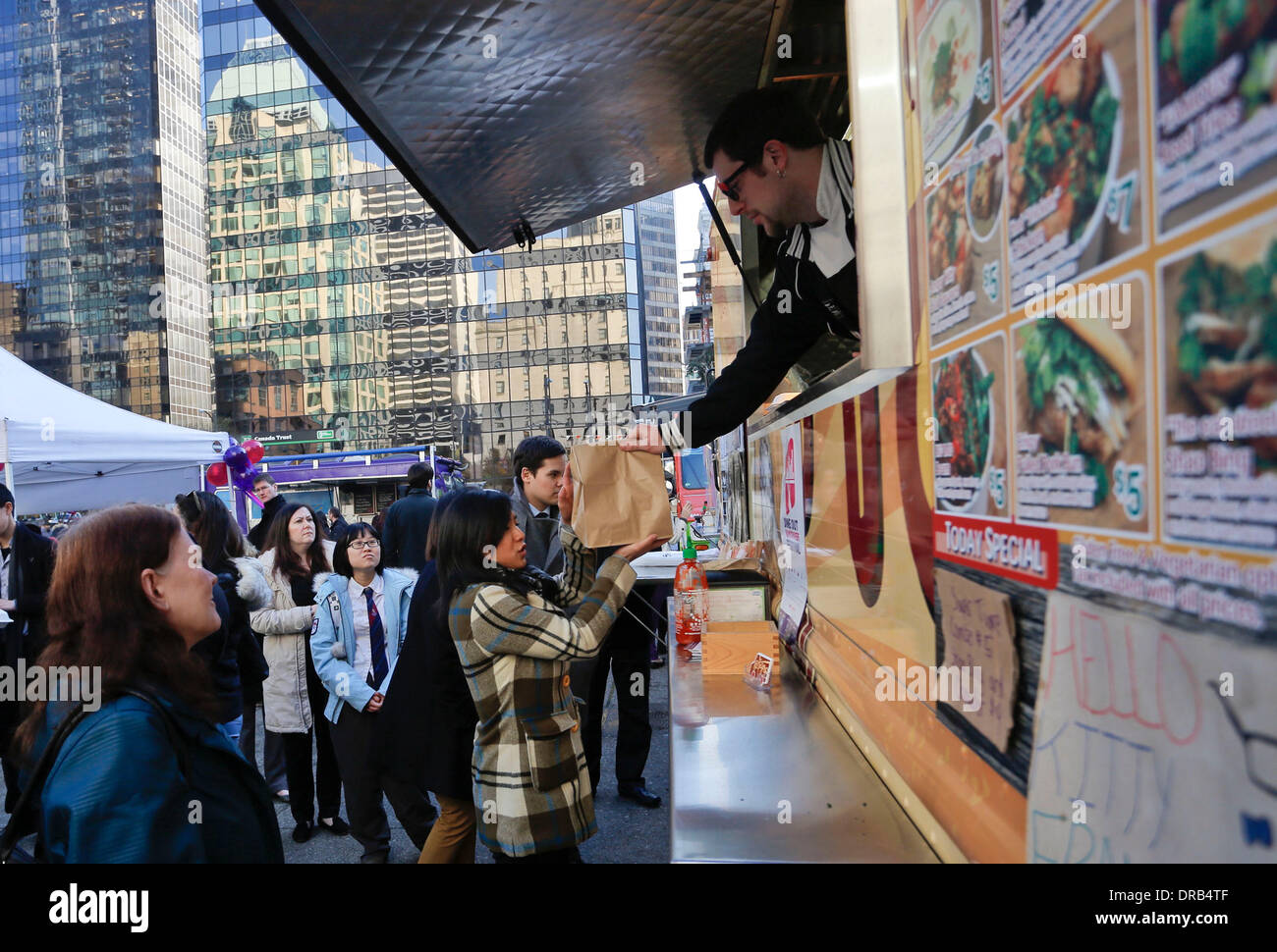 (140123) -- Vancouver (Canada), le 23 janvier 2014 (Xinhua) -- les intervenants pour l'alimentation de l'camion alimentaire au cours de l'Assemblée 'Street Food City' événement tenu à l'extérieur de la Vancouver Art Gallery, au centre-ville de Vancouver, Canada, le 22 janvier 2014. Plus de 23 camions de nourriture se sont réunis mercredi à la 3e 'Street Food City' événement organisé par Tourism Vancouver pour promouvoir la culture de l'alimentation de rue locaux à la population. (Xinhua/Liang Sen) Banque D'Images