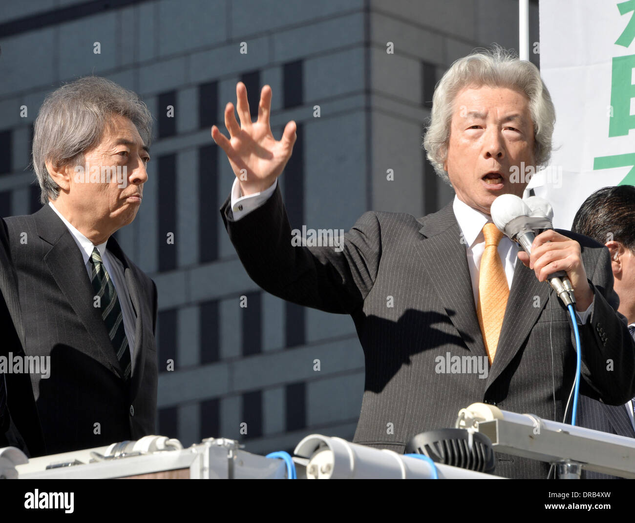 Tokyo, Japon. 23 Jan, 2014. Le Japon de l'ancien Premier Ministre Junichiro Koizumi livre un message à l'appui de son allié, l'ancien Premier Ministre Hosokawa Morihito, gauche, qui débute sa campagne Jeudi, Janvier 23, 2014, pour le 9 février élection guvernatorial de Tokyo. Hosokawa, 76, est l'un des quatre principaux candidats en lice pour l'office d'une mégalopole avec 130 millions de personnes et près de 13 billions de yens budget annuel. © Natsuki Sakai/AFLO/Alamy Live News Banque D'Images