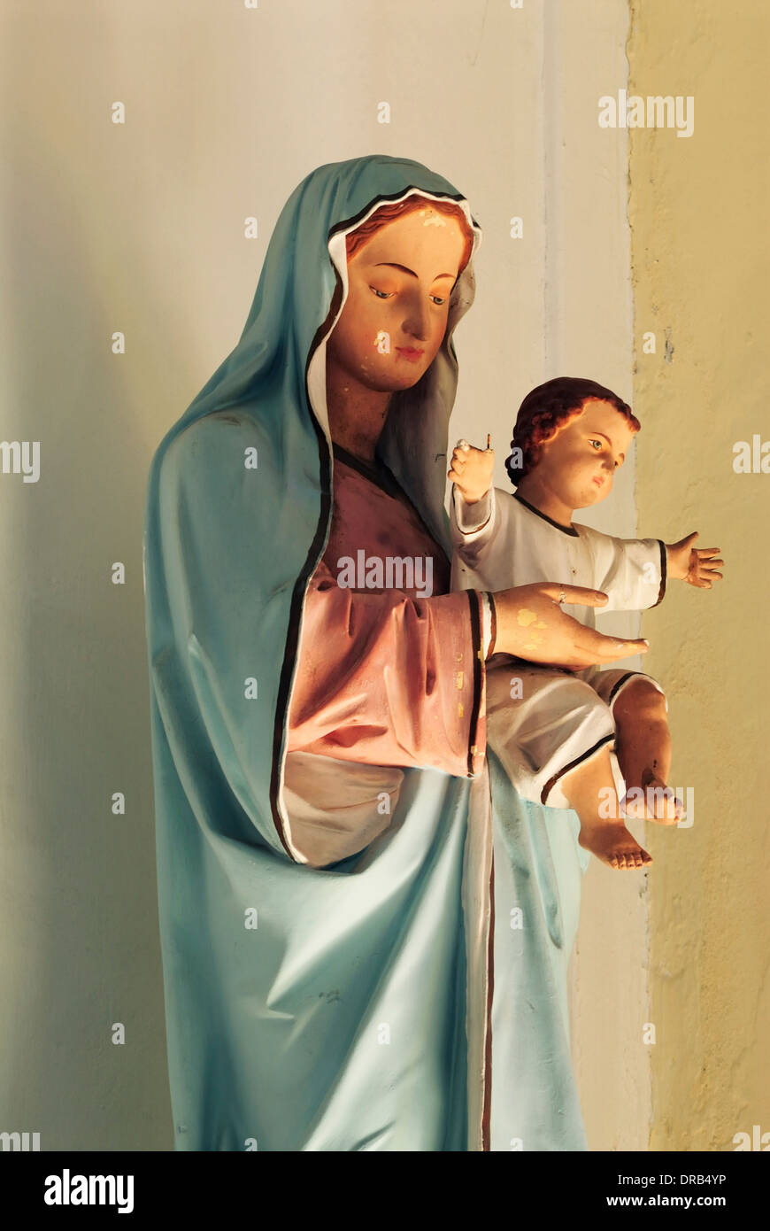 Statue de la Vierge Marie portant Jésus Christ Banque D'Images