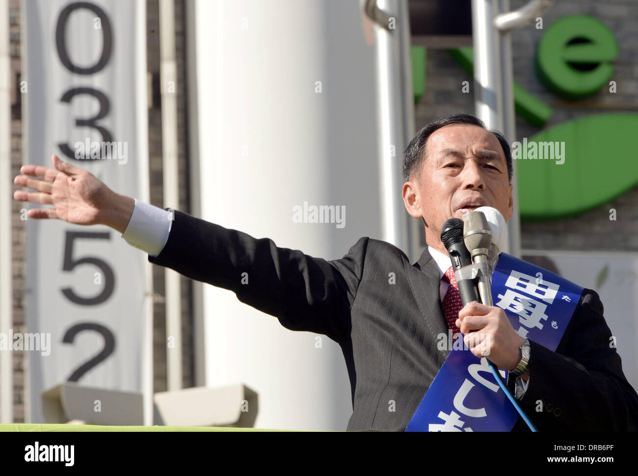 Tokyo, Japon. 23 Jan, 2014. Toshio Tamogami traite d'un rallye comme la rue 65 ans, ancien chef d'état-major de la Force aérienne d'autodéfense lance sa campagne pour l'élection au poste de gouverneur le 9 février à Tokyo, Shinjuku le Jeudi, Janvier 23, 2014. Soutenue par Shintaro Ishihara, qui était gouverneur de Tokyo pour 13 ans jusqu'à l'abandon de la vie politique nationale en 2012, l'ancien général quatre étoiles est l'un des quatre principaux candidats en lice pour l'office d'une mégalopole avec 130 millions de personnes et près de 13 billions de yens budget annuel. Credit : Natsuki Sakai/AFLO/Alamy Live News Banque D'Images