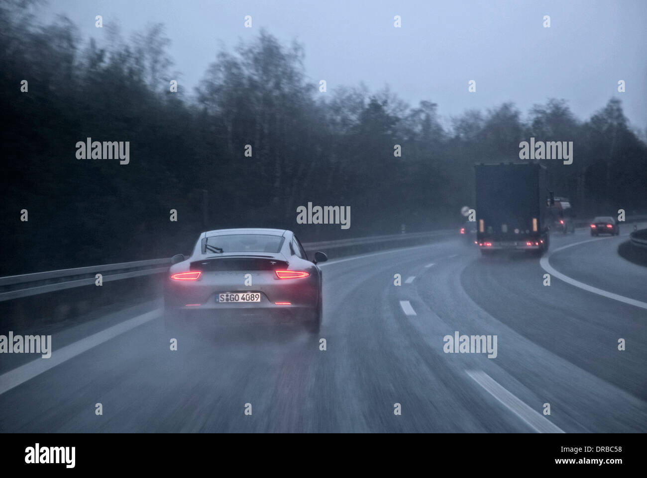 Porsche 911 la conduite sur autoroute près de Stuttgart, Allemagne Banque D'Images