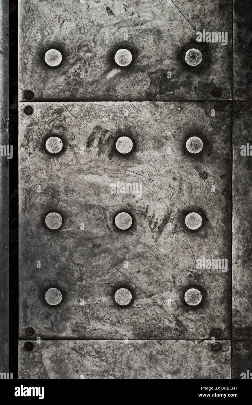Grunge texture noire plaque de métal avec des rivets en arrière-plan Banque D'Images