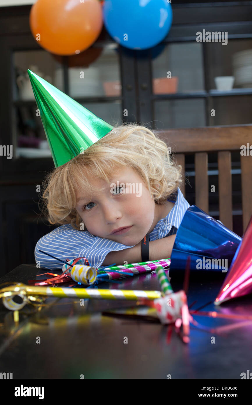 Portrait de petit garçon triste at Birthday party Banque D'Images