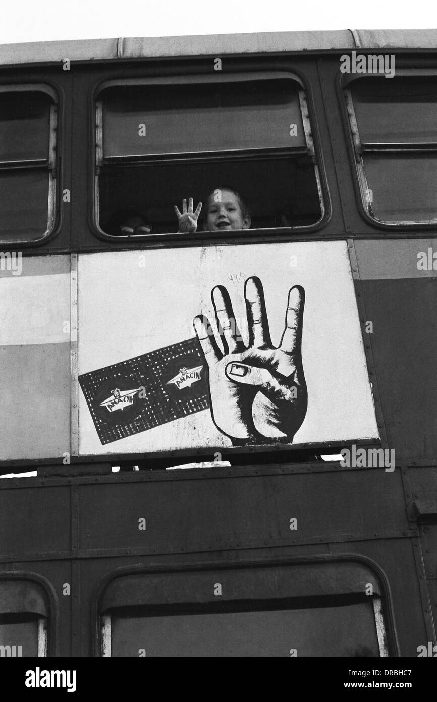 Enfant en montrant quatre doigts imitant bus poster, Mumbai, Maharashtra, Inde, 1974 Banque D'Images