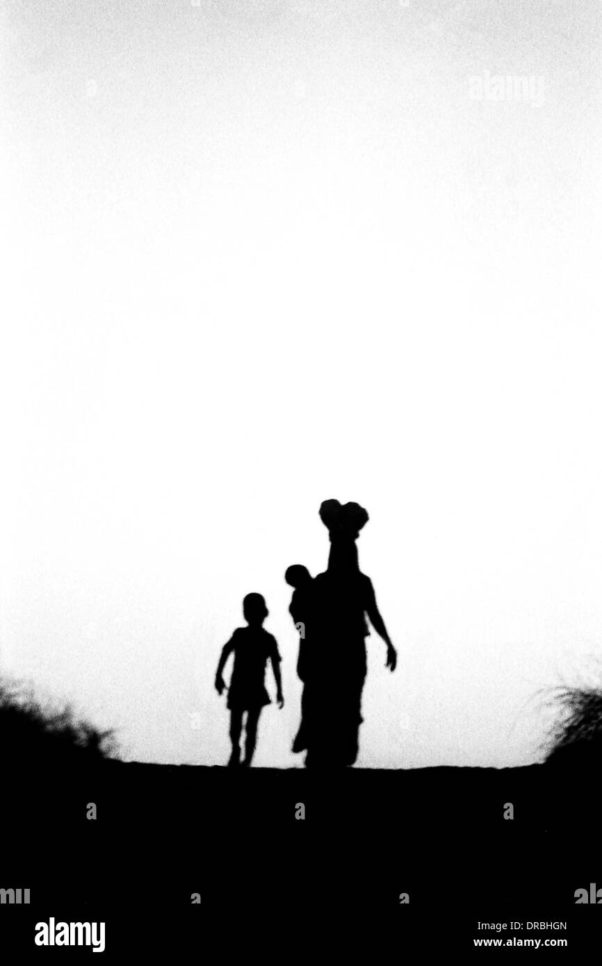 La mère et l'enfant silhouette, Pushkar Fair, Rajasthan, Inde, 1976 Banque D'Images