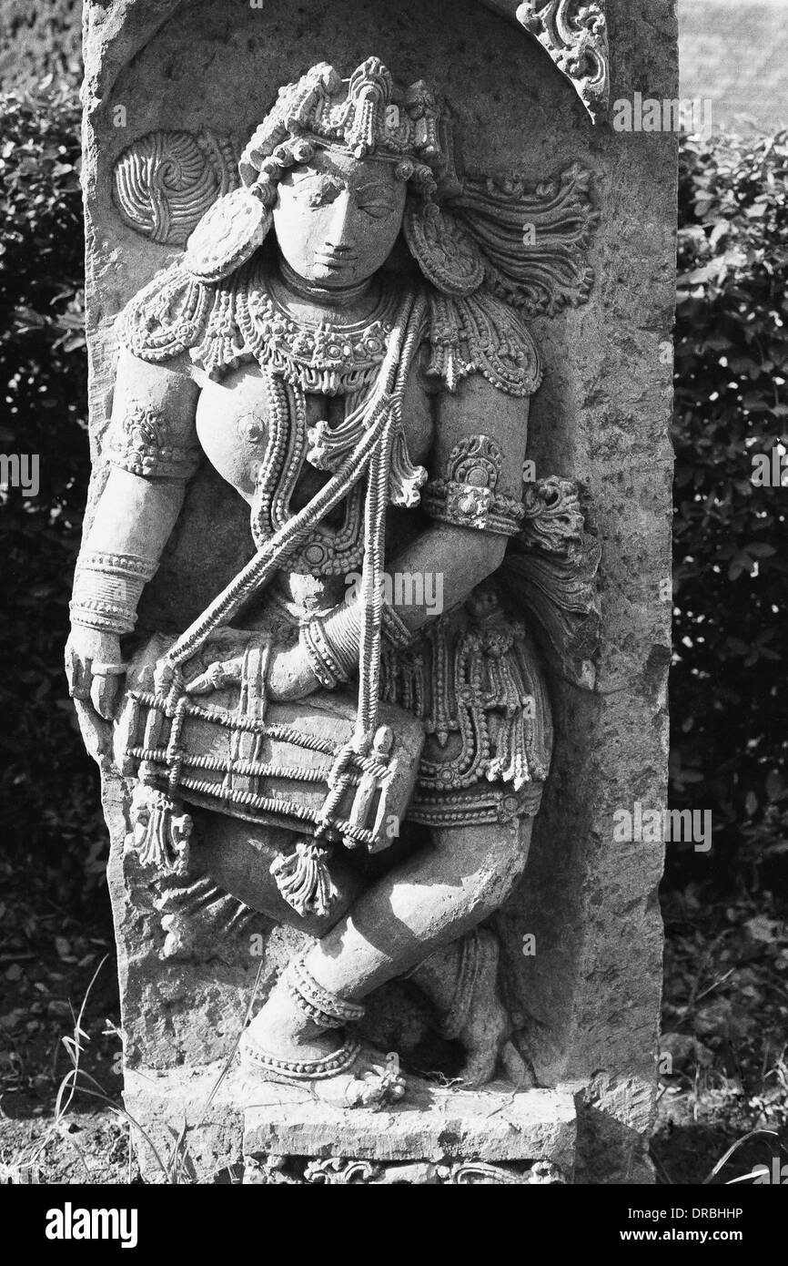 Homme jouant de la batterie de secours, sculpture murale Halebid, Mysore, Karnataka, Inde, 1977 Banque D'Images