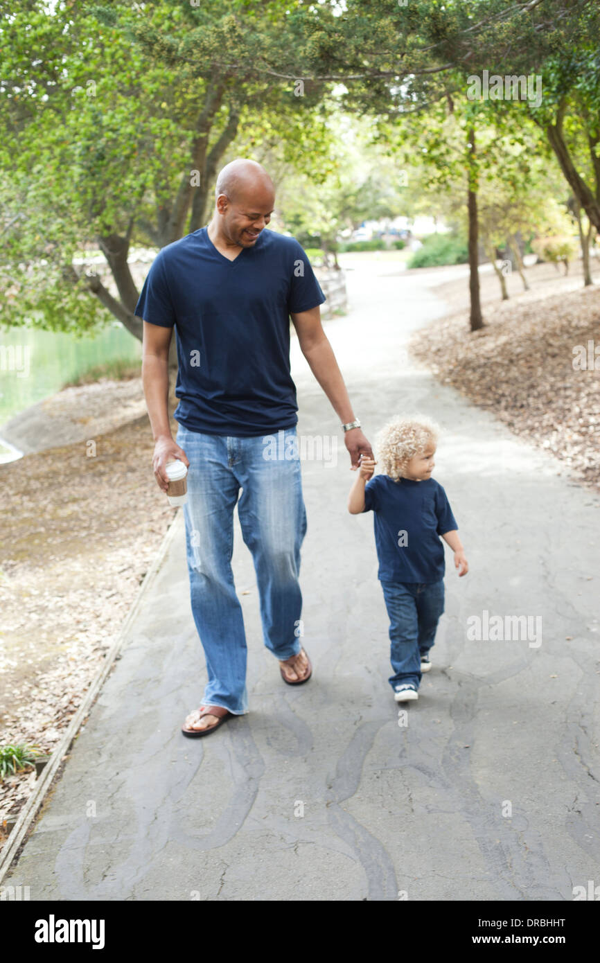 Père et fils marchant sur un chemin. Banque D'Images