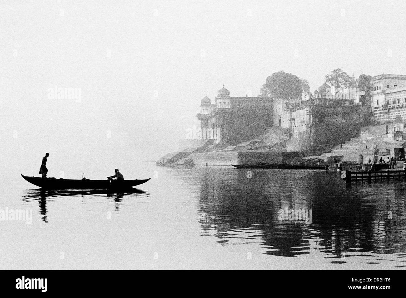 Silhouette bateau matin brumeux, Varanasi, Uttar Pradesh, Inde, 1982 Banque D'Images
