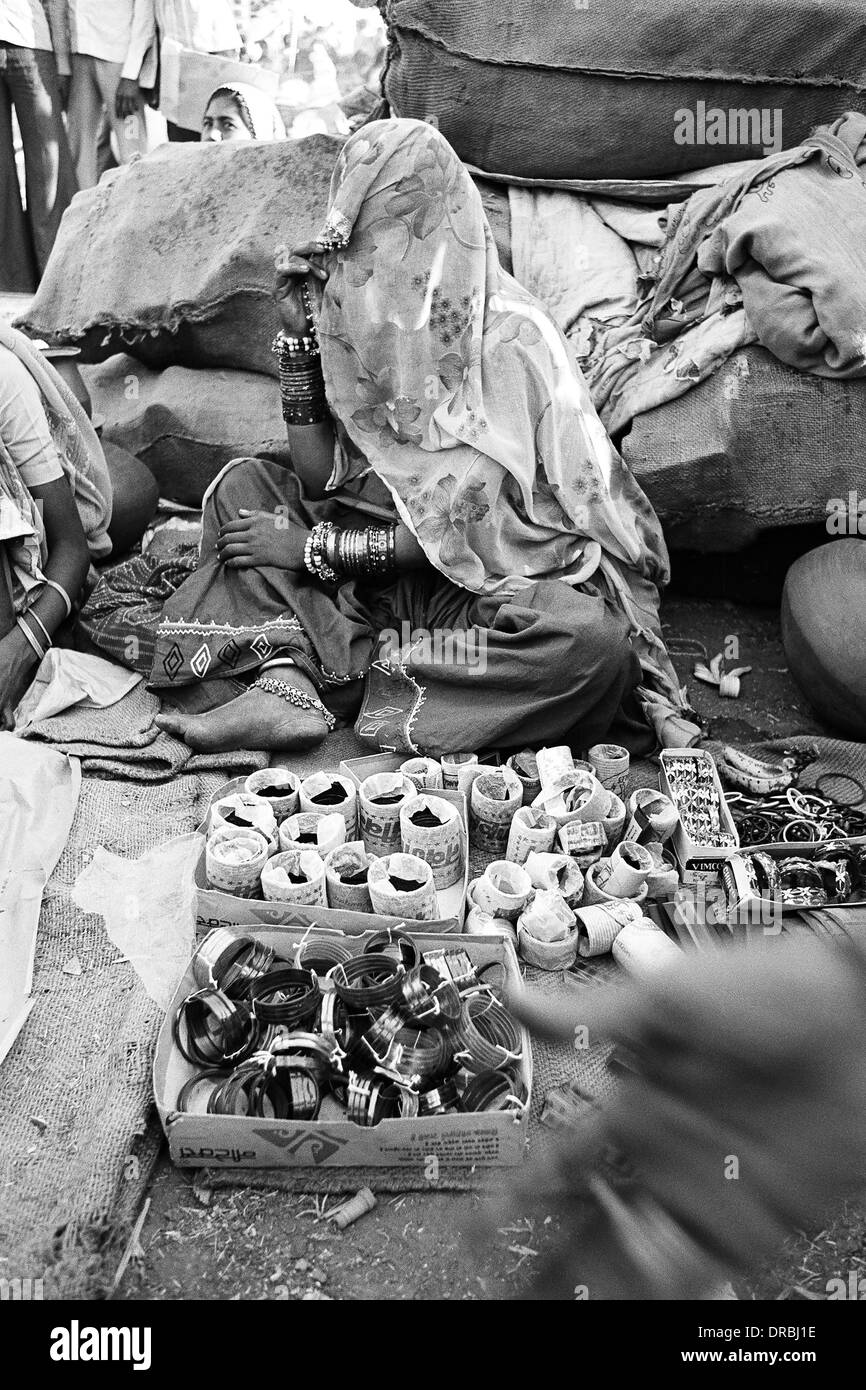 Bracelet femme Vautha du vendeur, juste, Gujarat, Inde, 1983 Banque D'Images