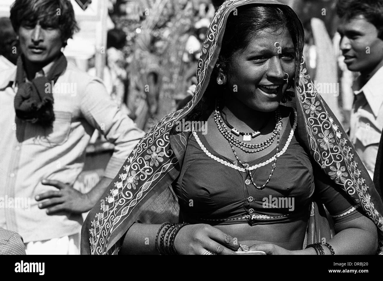 Saree blouse et de laughing woman, juste Vautha, Gujarat, Inde, 1983 Banque D'Images
