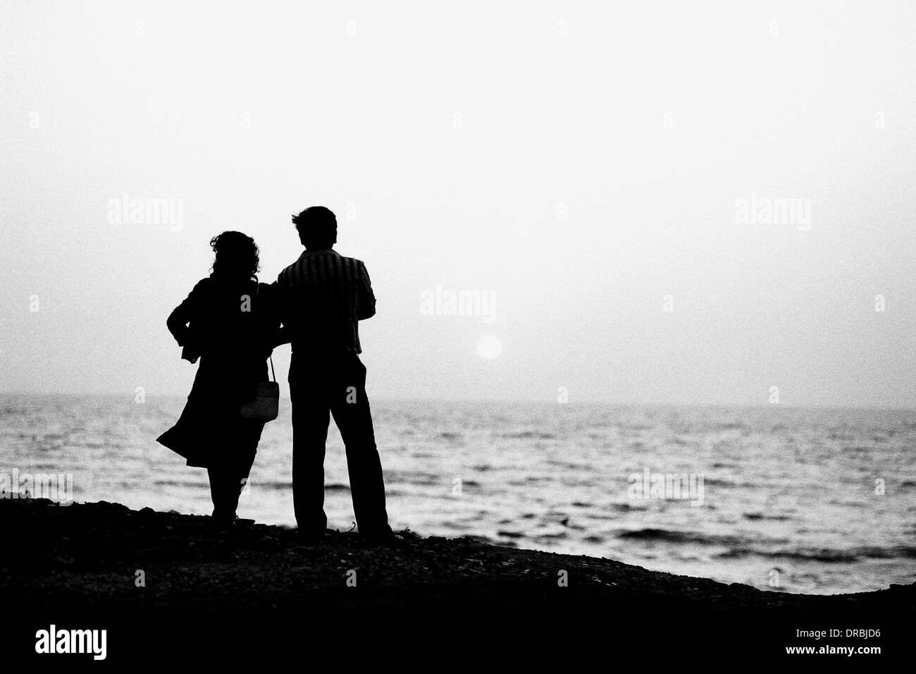 Couple regardant la mer au parc Priyadarshini, Mumbai, Maharashtra, Inde, 1986 Banque D'Images