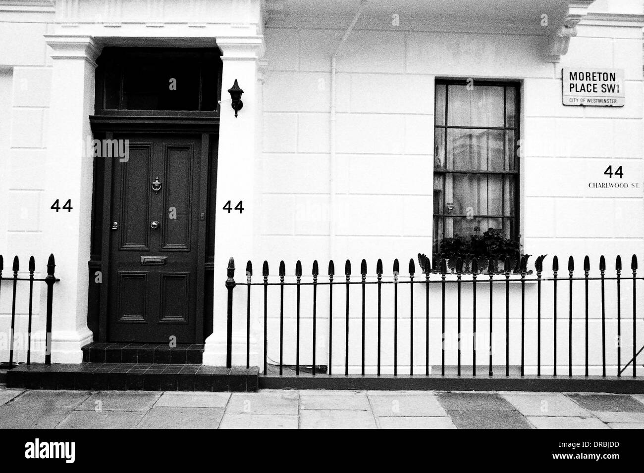 Trottoir, clôture, porte et fenêtre, Londres, Angleterre, Royaume-Uni, UK, 1986 Banque D'Images