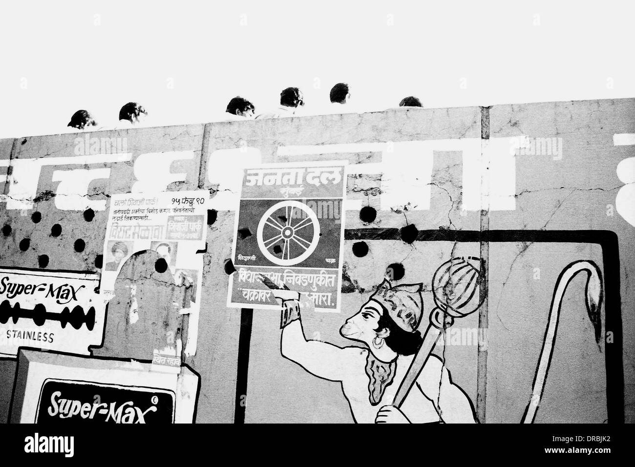 Seigneur Hanuman peints sur le mur avec des affiches, Mumbai, Maharashtra, Inde, 1990 Banque D'Images
