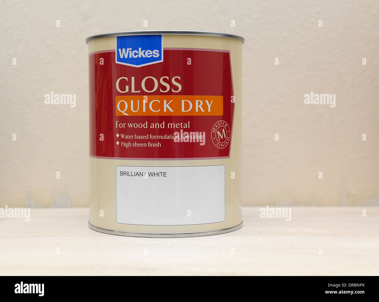 Wickes brillant blanc brillant à séchage rapide peinture de bois et métal  Photo Stock - Alamy