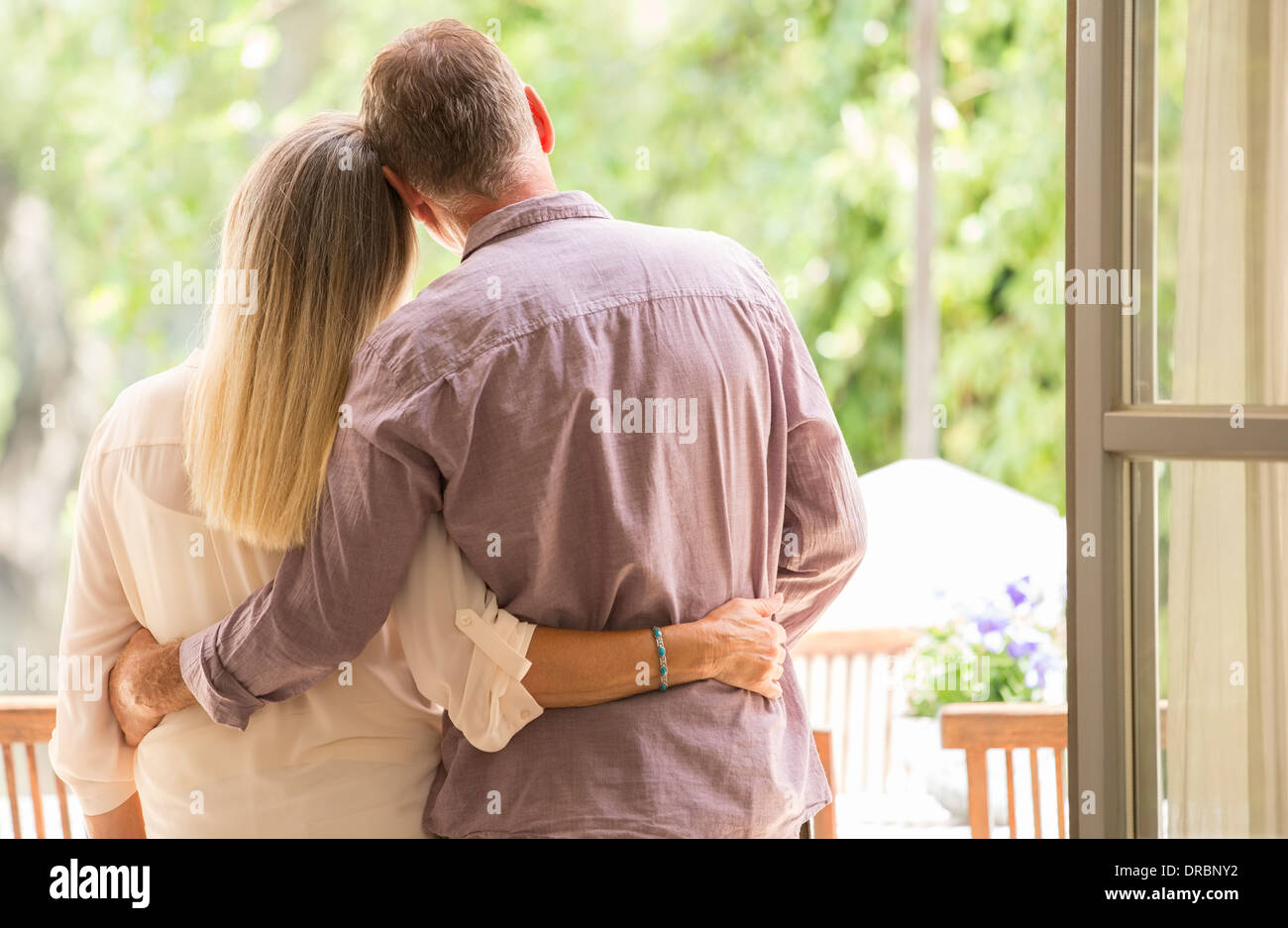Senior couple hugging in doorway Banque D'Images