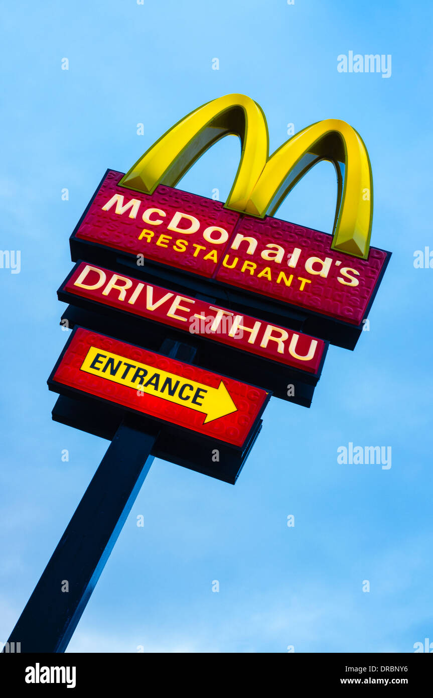 Fast food restaurant Macdonald signe avec lecteur dans et l'entrée