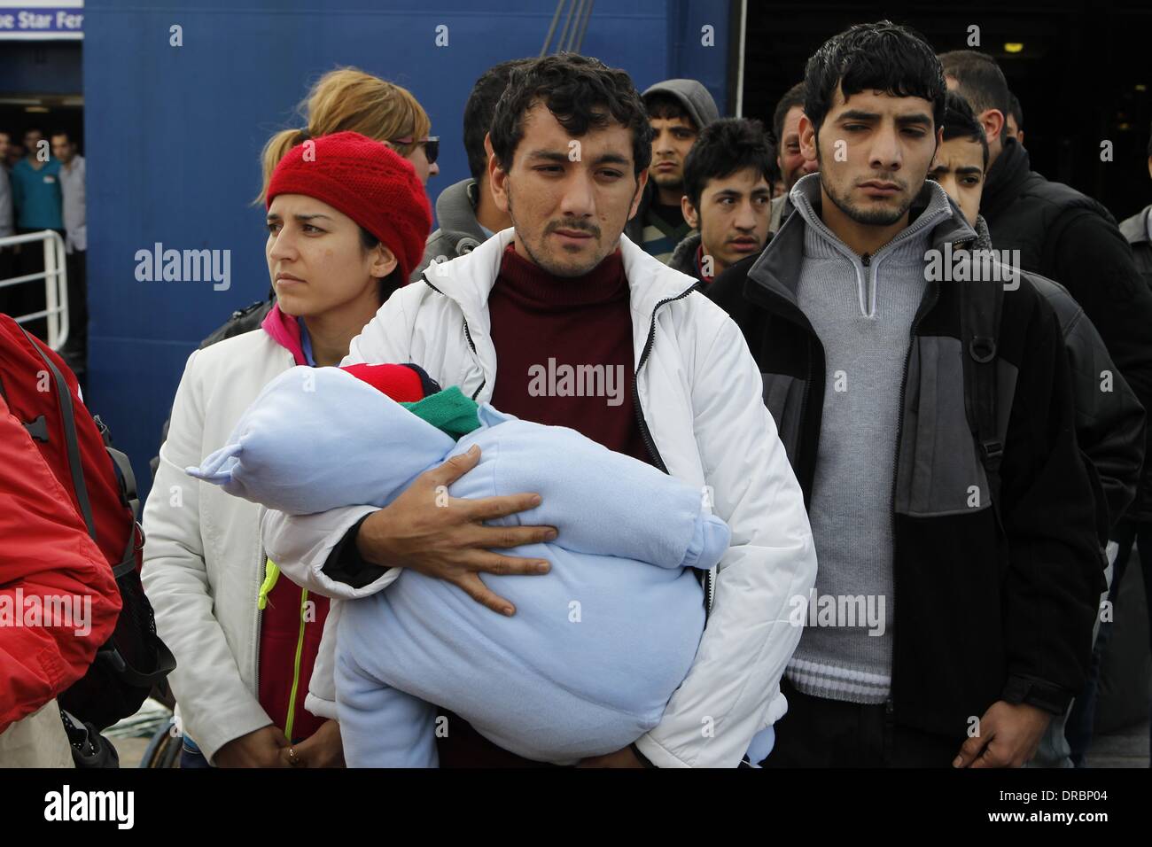 Le Pirée, Grèce. 23 Jan, 2014. Réfugiés syriens survivants arrivent au Pirée. Le bateau de pêche qu'ils ont été emballés dans a chaviré dans le noir alors qu'il était remorqué par un navire de la garde côtière grecque qui était en train de les ramener à la côte turque. 12 personnes sont portées disparues dont les enfants. Aristidis Crédit : Vafeiadakis ZUMAPRESS.com/Alamy/Live News Banque D'Images