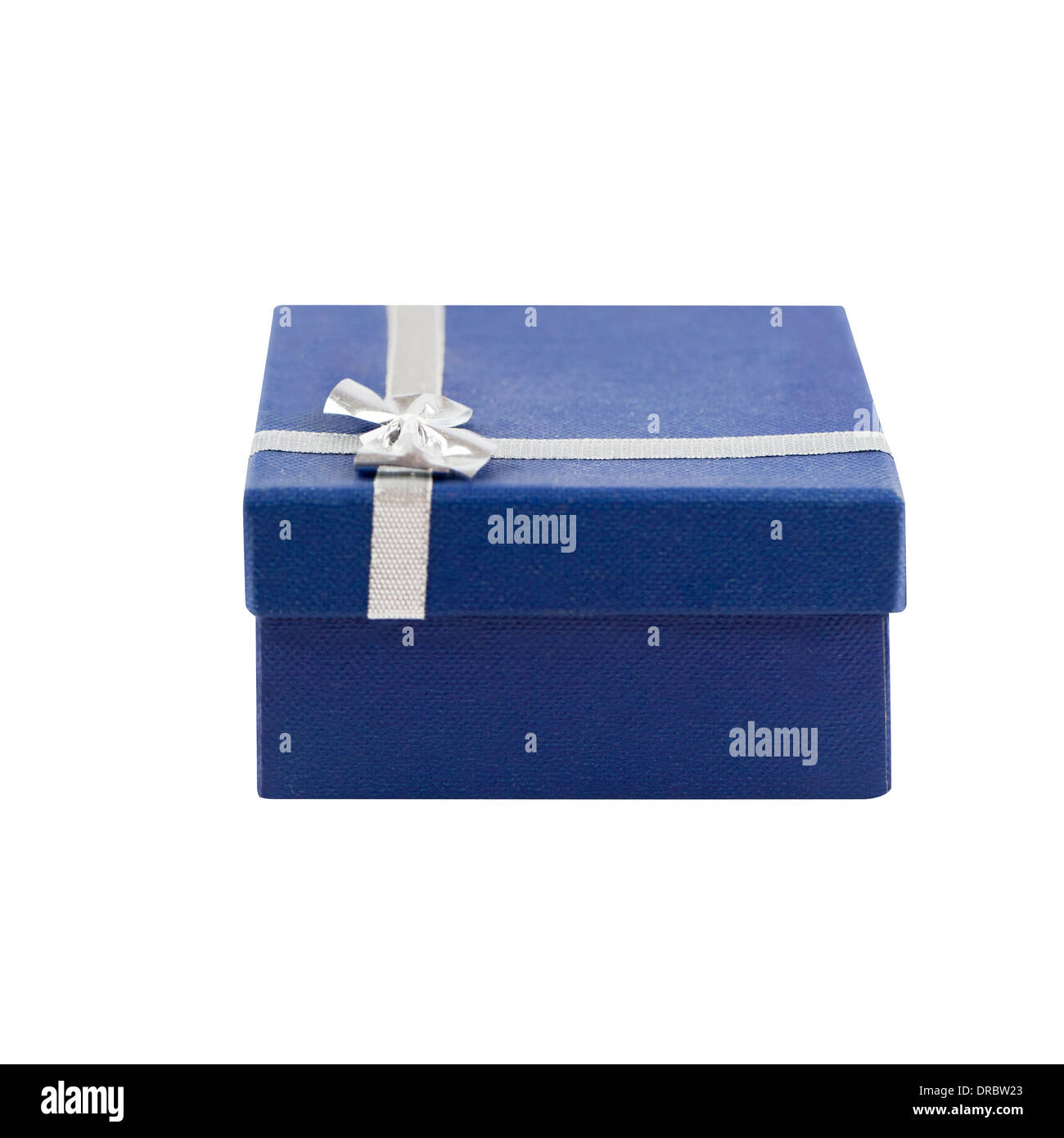 Le carton bleu boîte-cadeau avec ruban d'argent isolé dans un fond blanc avec chemin de détourage. Banque D'Images