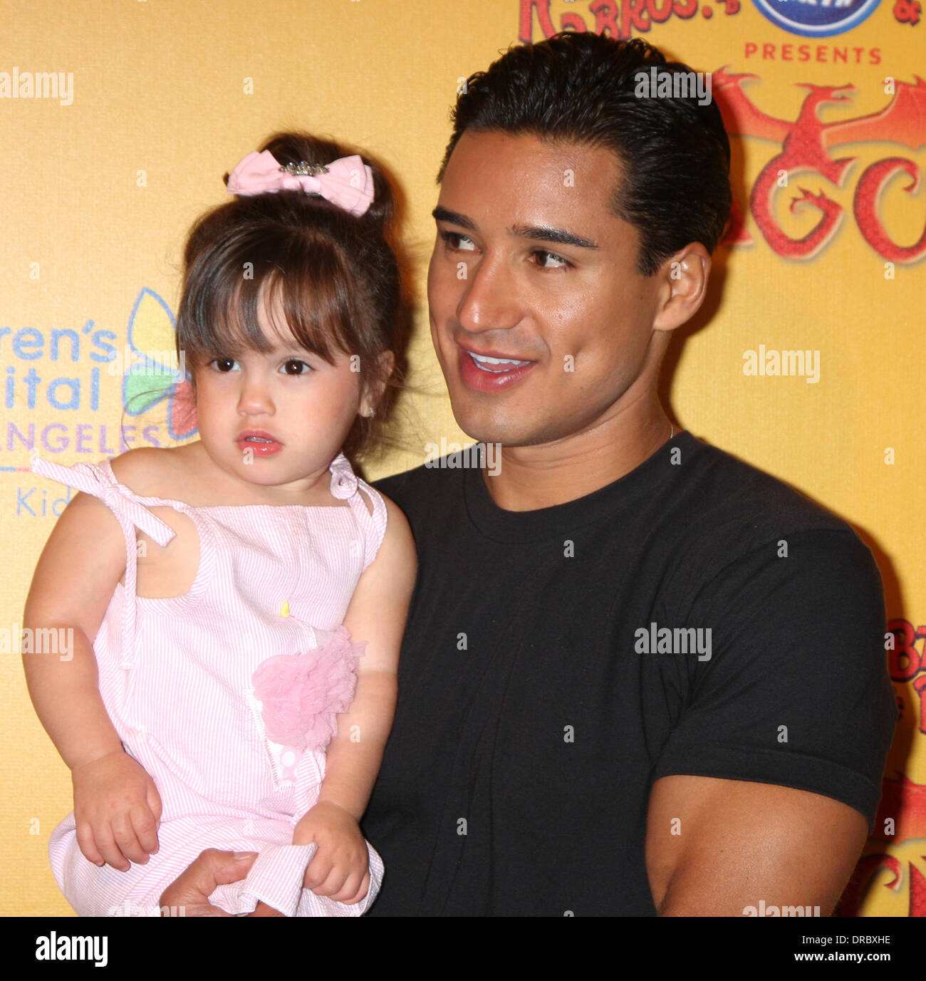 Mario Lopez et sa fille Gia "dragons", présenté par le cirque Ringling Bros. et Barnum & Bailey au Staples Center - Arrivées Los Angeles, Californie - 12.07.12 Banque D'Images