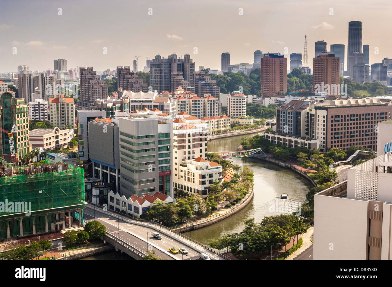 Rivière de Singapour et de bâtiments avec Alkaff (Pont du Singapour ArtBridge) Banque D'Images