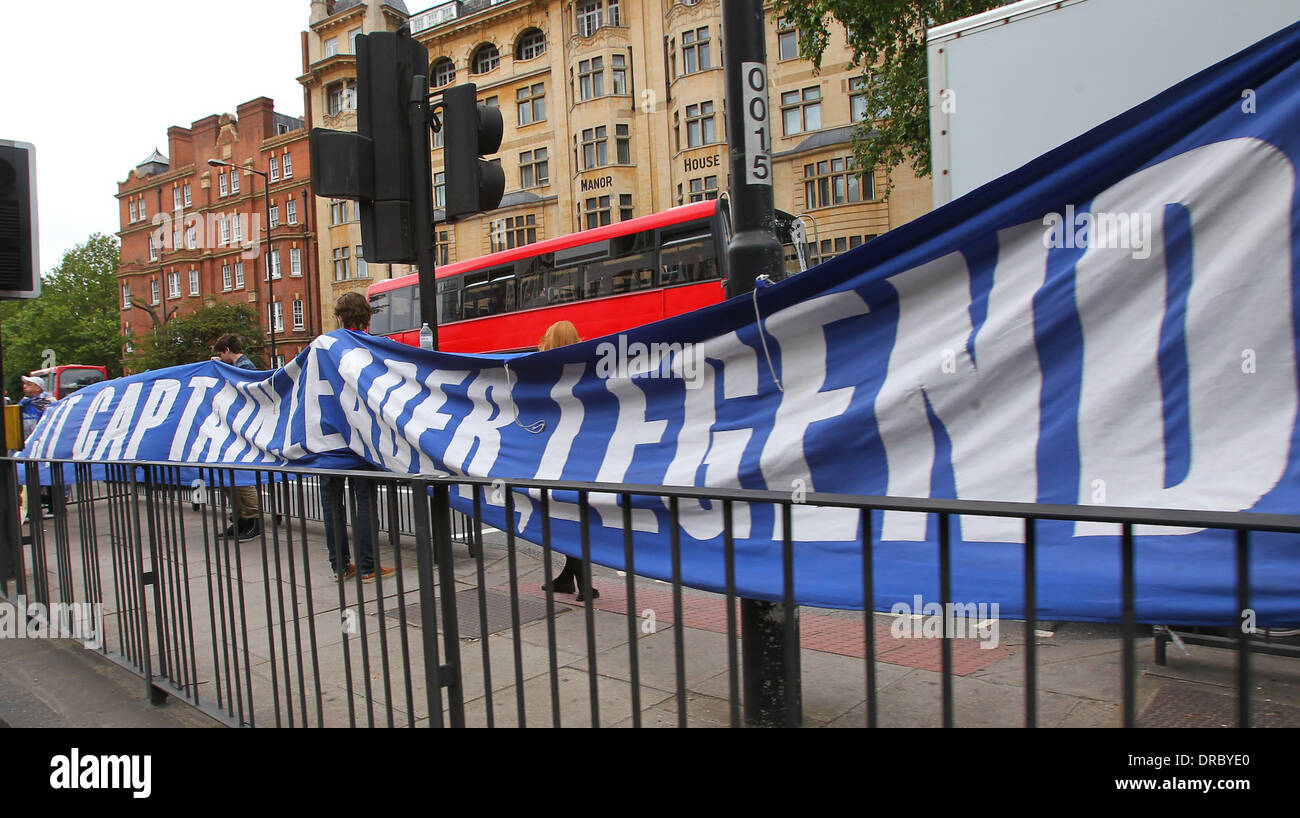 Chelsea fans tenir une bannière avec les mots 'Légende' chef Capitaine JT sur elle, à l'extérieur de la ville de Westminster Magistrates' Court sur le dernier jour de John Terry's procès pour racisme présumé Londres, Angleterre - crédit obligatoire : WENN.com 13.07.12 Banque D'Images