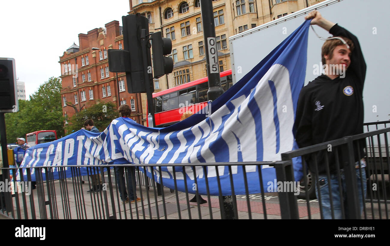 Chelsea fans tenir une bannière avec les mots 'Légende' chef Capitaine JT sur elle, à l'extérieur de la ville de Westminster Magistrates' Court sur le dernier jour de John Terry's procès pour racisme présumé Londres, Angleterre - crédit obligatoire : WENN.com 13.07.12 Banque D'Images