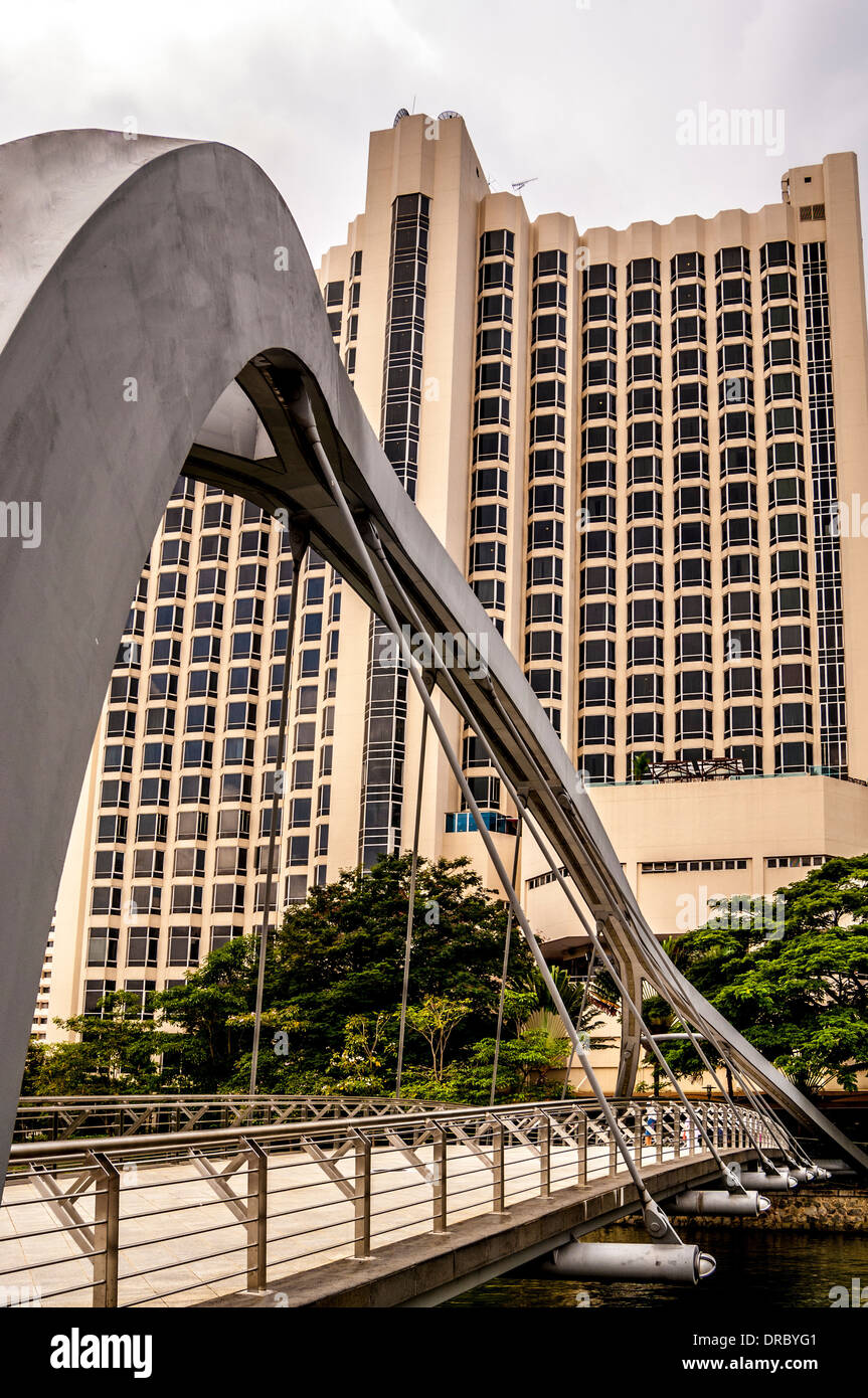 Le pont Robertson, passerelle en arc d'acier au-dessus de la rivière Singapour, Singapour. Banque D'Images